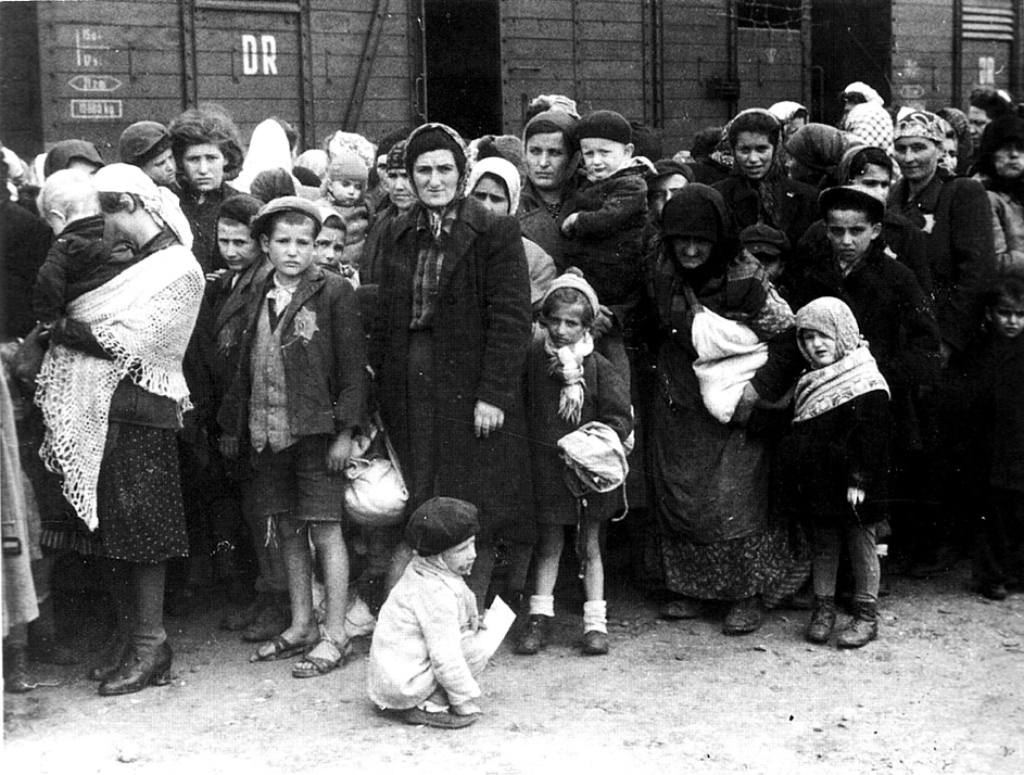 Photo of Hungarian Jews arriving at Auschwitz in May 1944. Photo by Bundesarchiv, Bild 183-N0827-318 / CC-BY-SA 3.0, CC BY-SA 3.0 de, https://commons.wikimedia.org/w/index.php?curid=5367208
